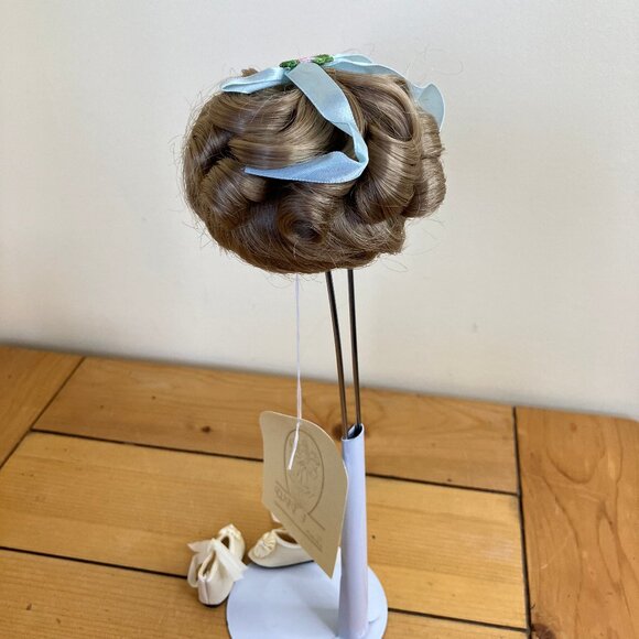 Wee 3 Doll Wig LINDA HL1 E6 Blonde w/ Blue Ribbon 8-9 1/2 + La Sioux Doll Shoes - Picture 7 of 10